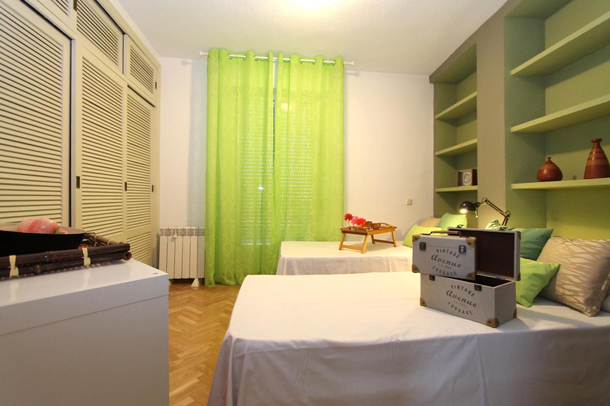 Apartamentos Goyescas Deco Madrid Bilik gambar