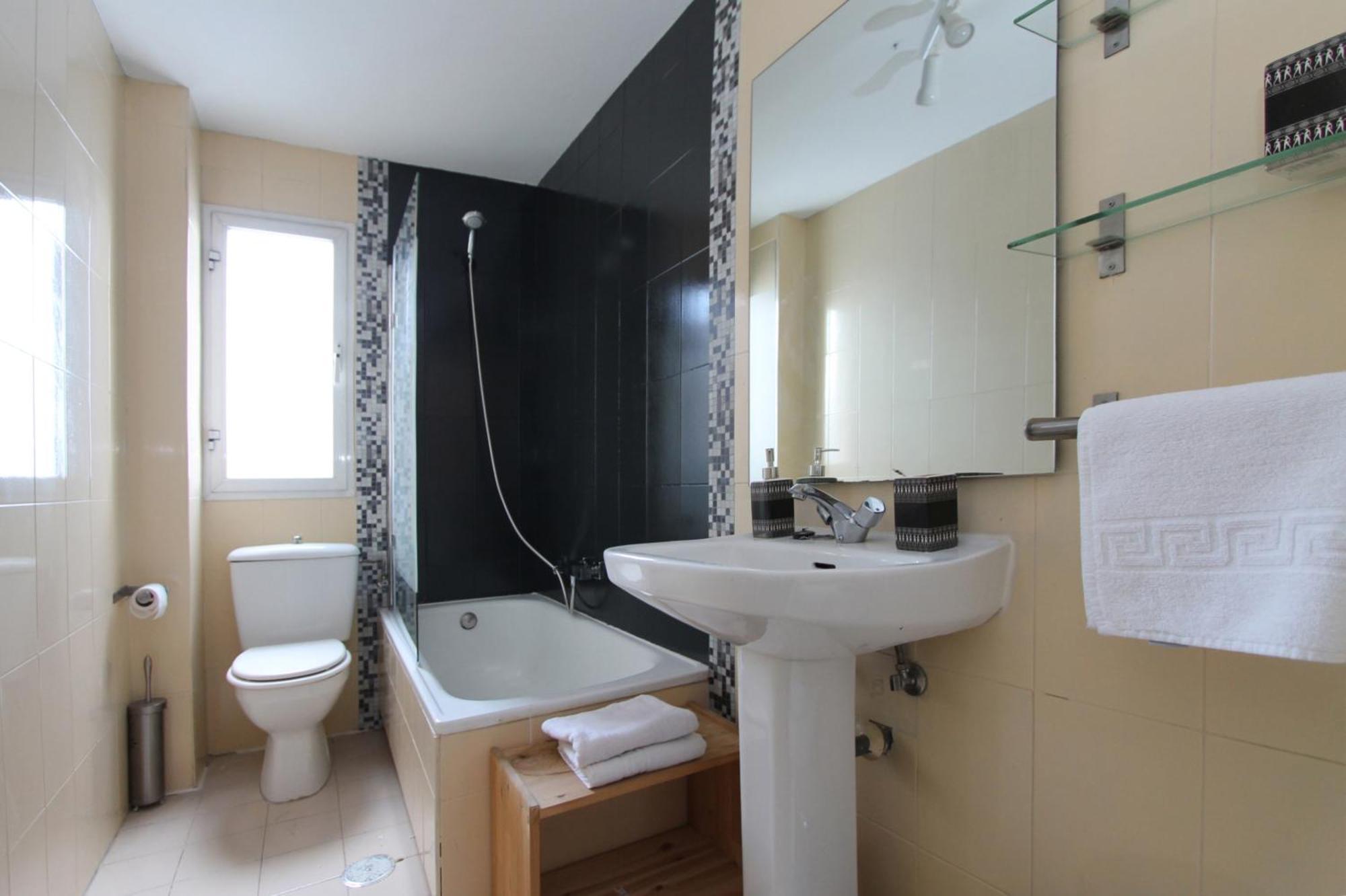 Apartamentos Goyescas Deco Madrid Bilik gambar
